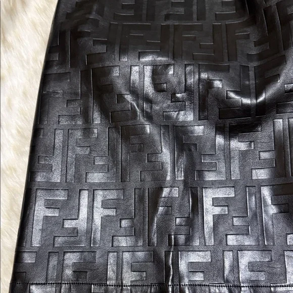 Chic Black Textured Pencil Skirt - Picture 5 of 5